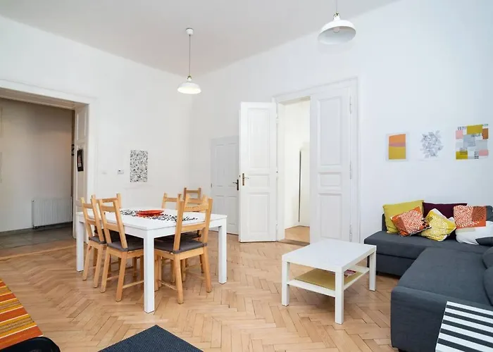 Bright, Spacious Apartment In The Historic Centre